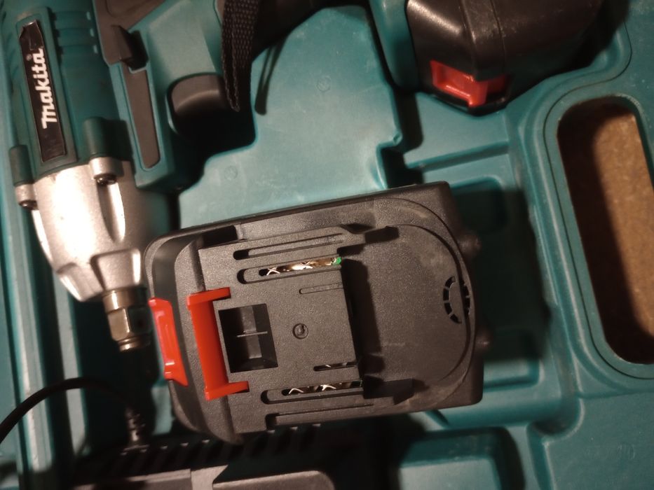 Pistol mpact cu acumulator Makita