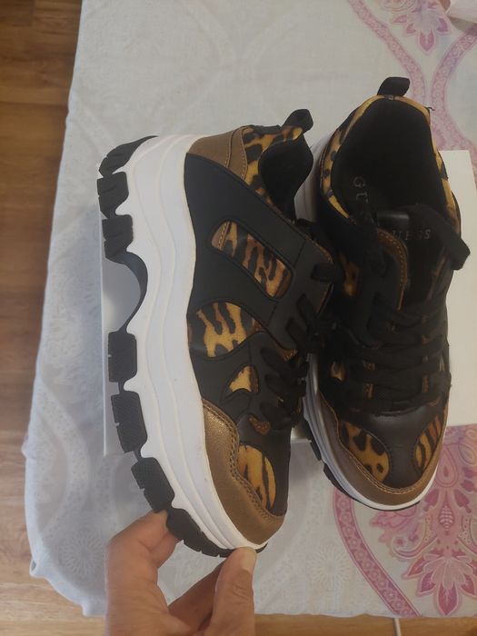 Guess оригинални сникърси.