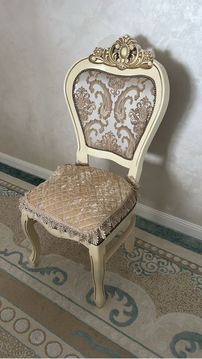 Стол со стульями в отличном состояний