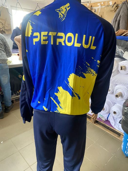 Vînd treninguri bărbătești, echipament fotbal, esarfe, fesuri.