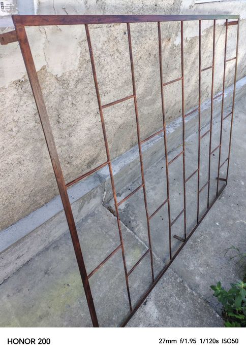 2 rame de geam din cornier cu  grilaje antiefractie aferente