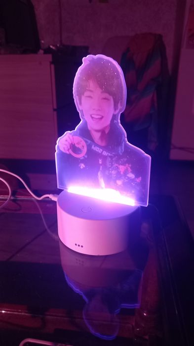 Лампа парень 16 цветов Юузуру Ханю