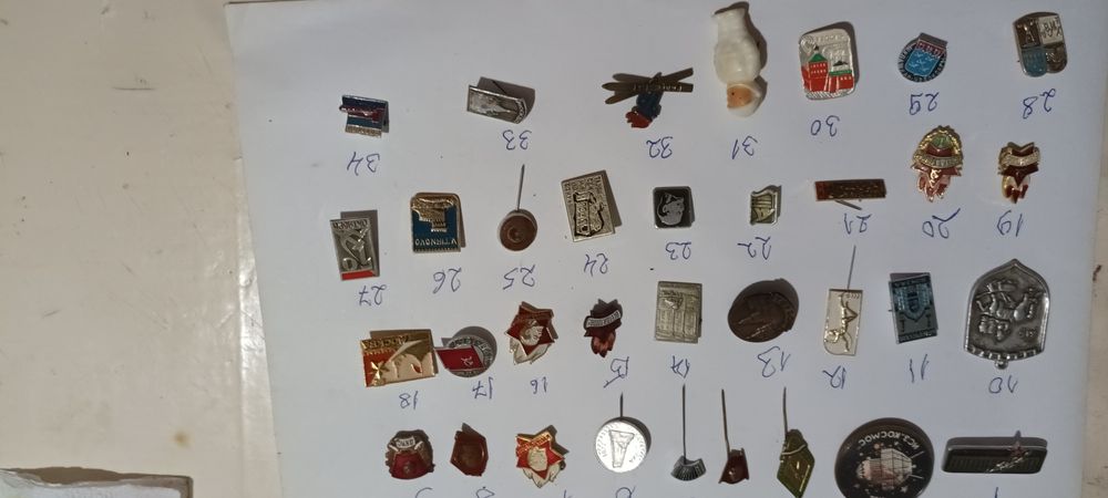 Много стари значки от соца.