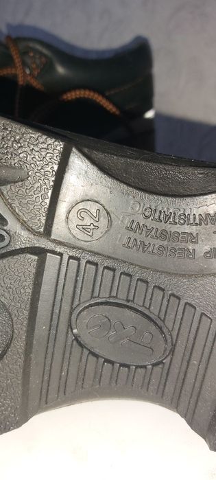 Продам рабочие ботинки без  меха  42р.