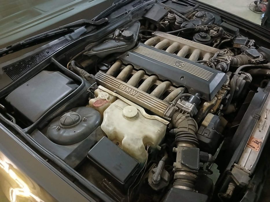 Bmw e32 750 v12.