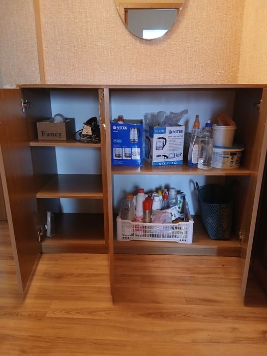 Продам прихожку: вешалка и шкаф.