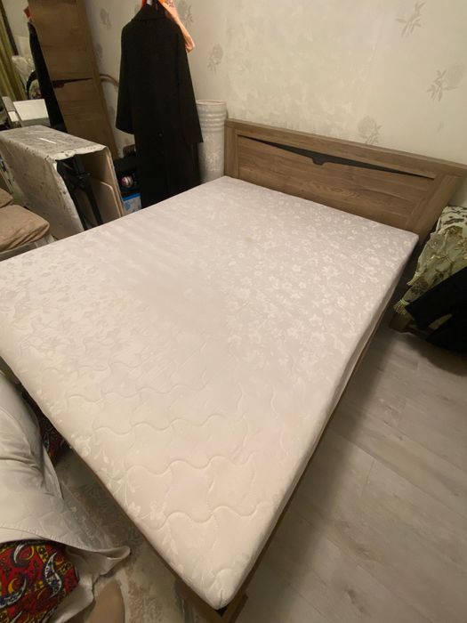 Кровать с матрасом