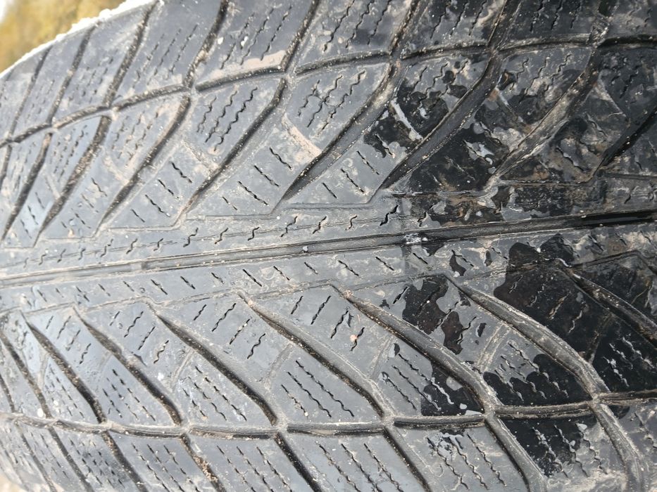 Vând 2 anvelope 255 50 19 marca Good Year RUN FLAT în stare excelentă