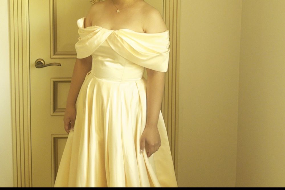 Вечернее платье с открытыми плечами