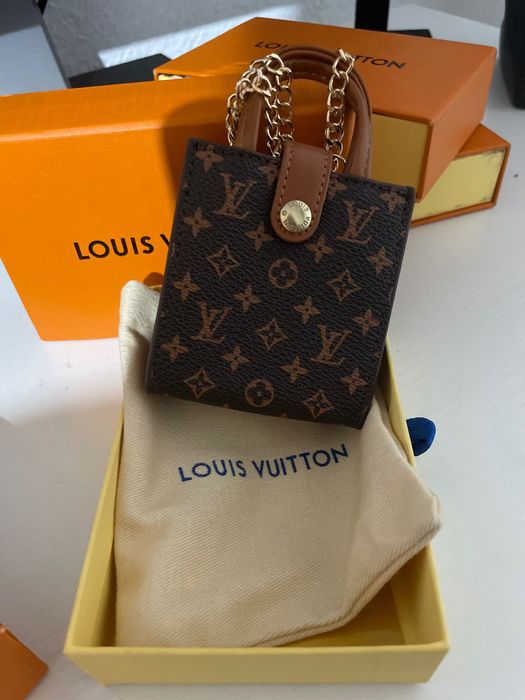 LV аксесоари чанти