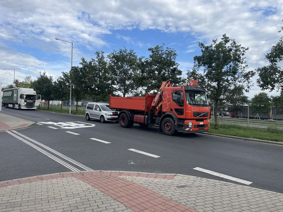 Volvo basculabil cu macara