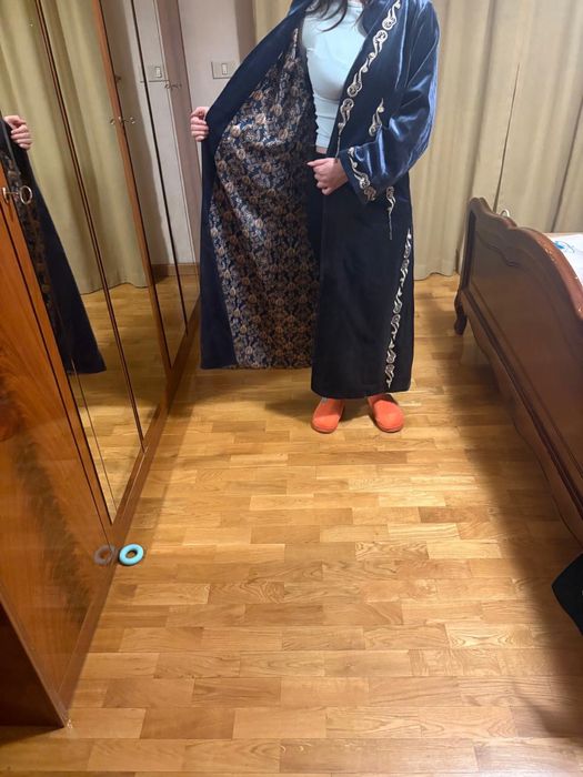 Продам дешево красивый женский чапан на подкладке с национальным узоро