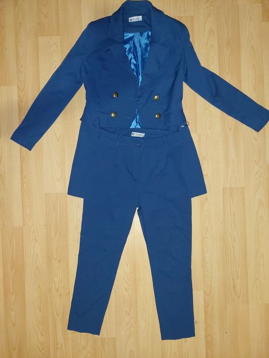 Официален дамски костюм