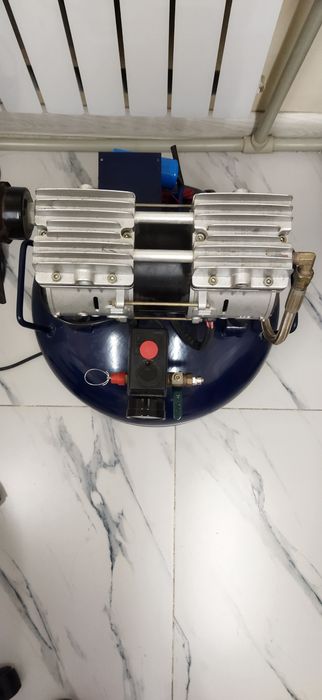 Компрессор в хорошем состоянии, рабочем состоянии.