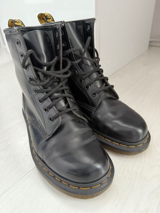 Боти Dr. Martens; официални обувки Kate Gray;