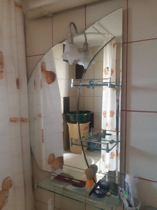 Vand ,chiuveta cu picior și oglinda pentru baieși o oglinda