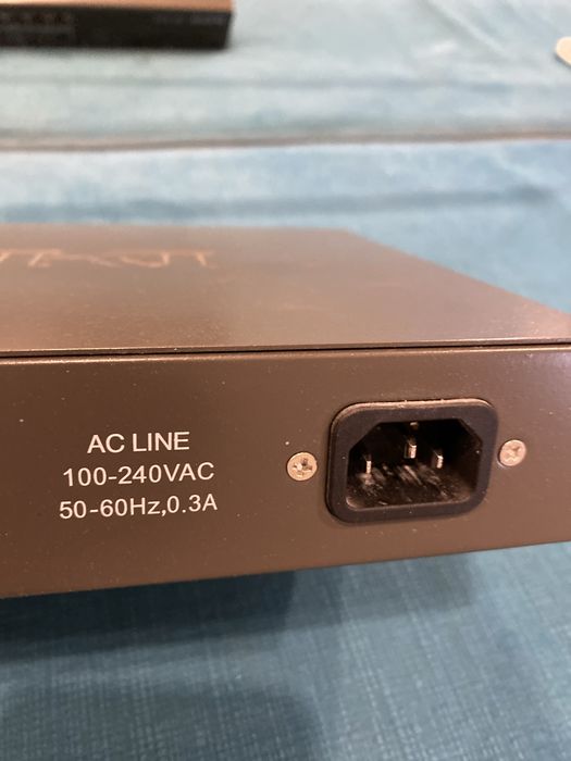 16-портов мрежов суич D-Link DES-1016D.