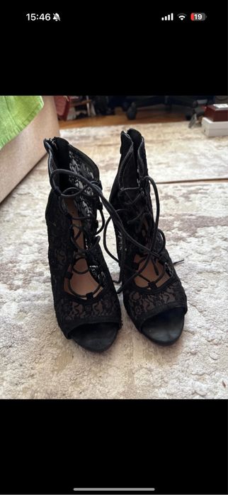Vand pantofi negri cu dantela