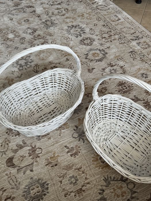 Белые плетенные корзины