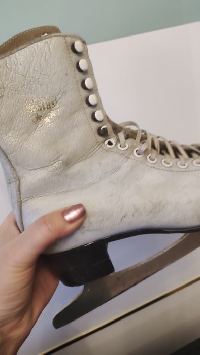 Продаю коньки фигурные