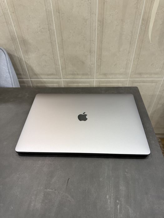 MacBook Pro 16” 2019 • Core i9 • 16 GB • SSD 1 TB