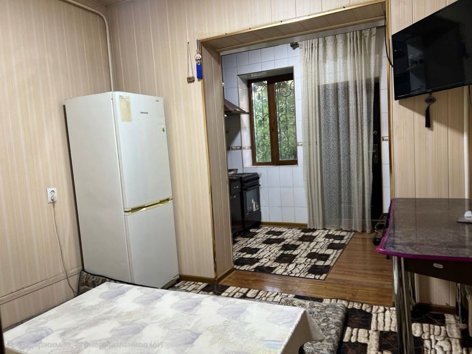 Sergeli 1 etaj 4 xonali orqa va oldi taraf ogorod va parkovka