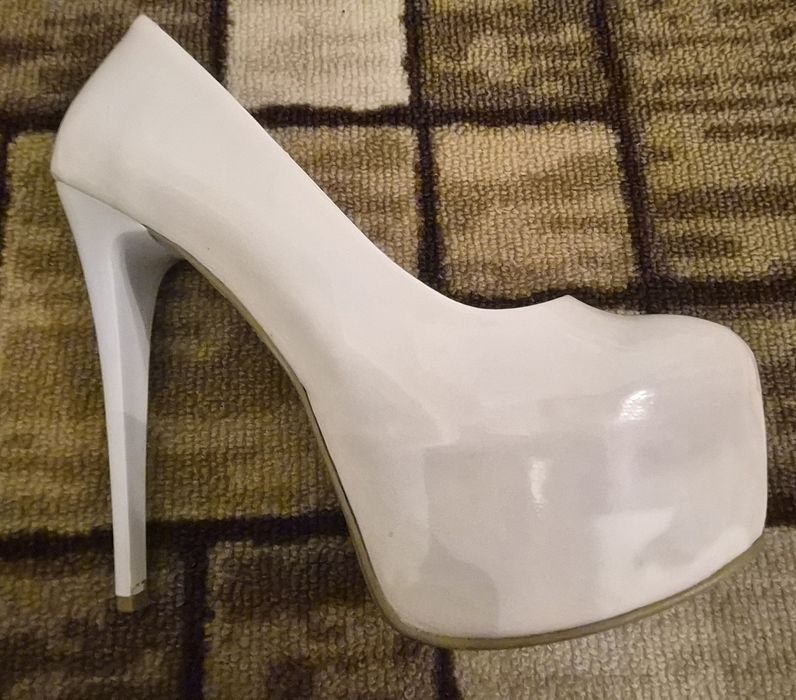 Дамски бели токчета