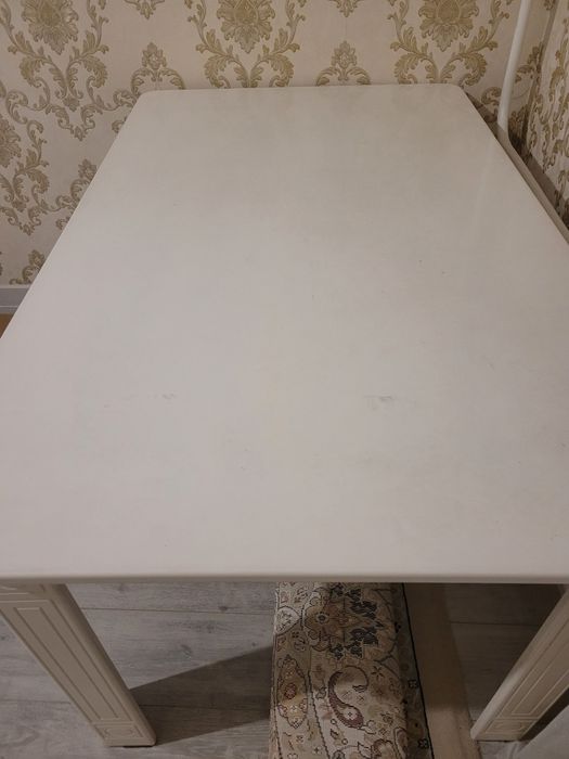 Стол обеденный белого цвета