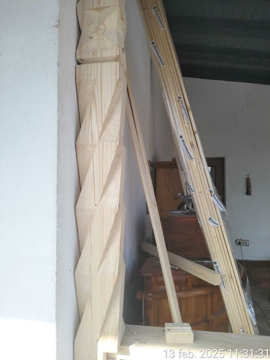 Stâlpi sculptați din lemn