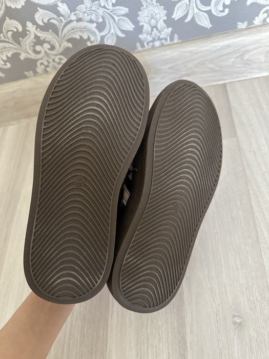 Продам кроссовки новые