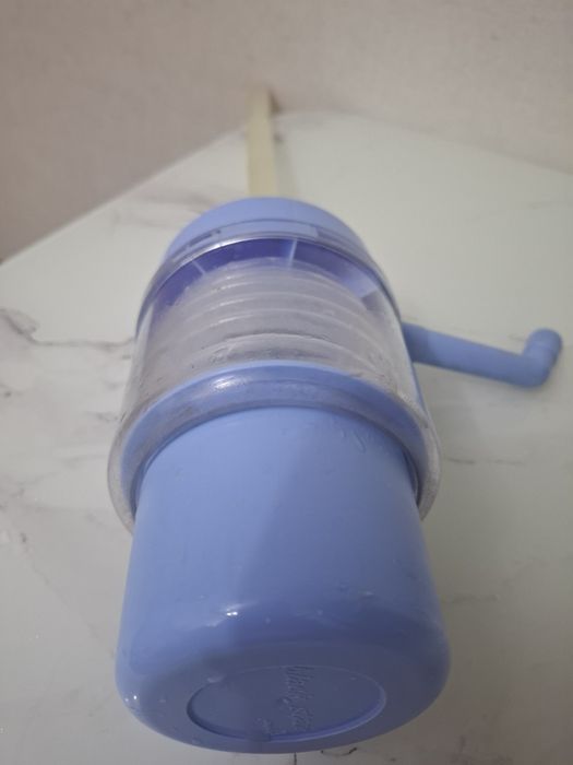 Пластиковая помпа для воды