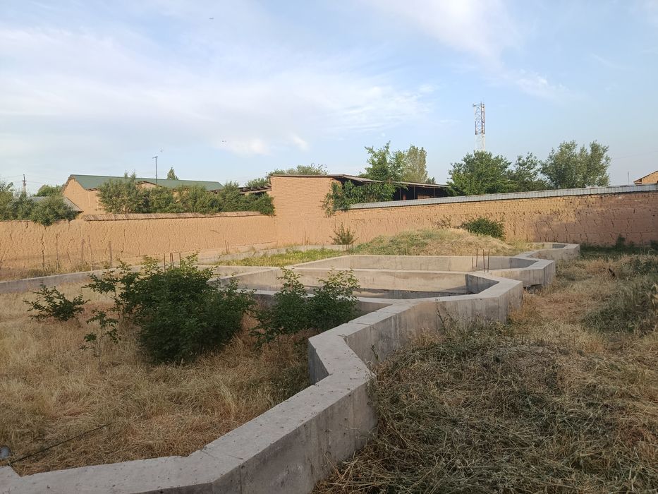 Продает участок земли 8 соток янгиюле.