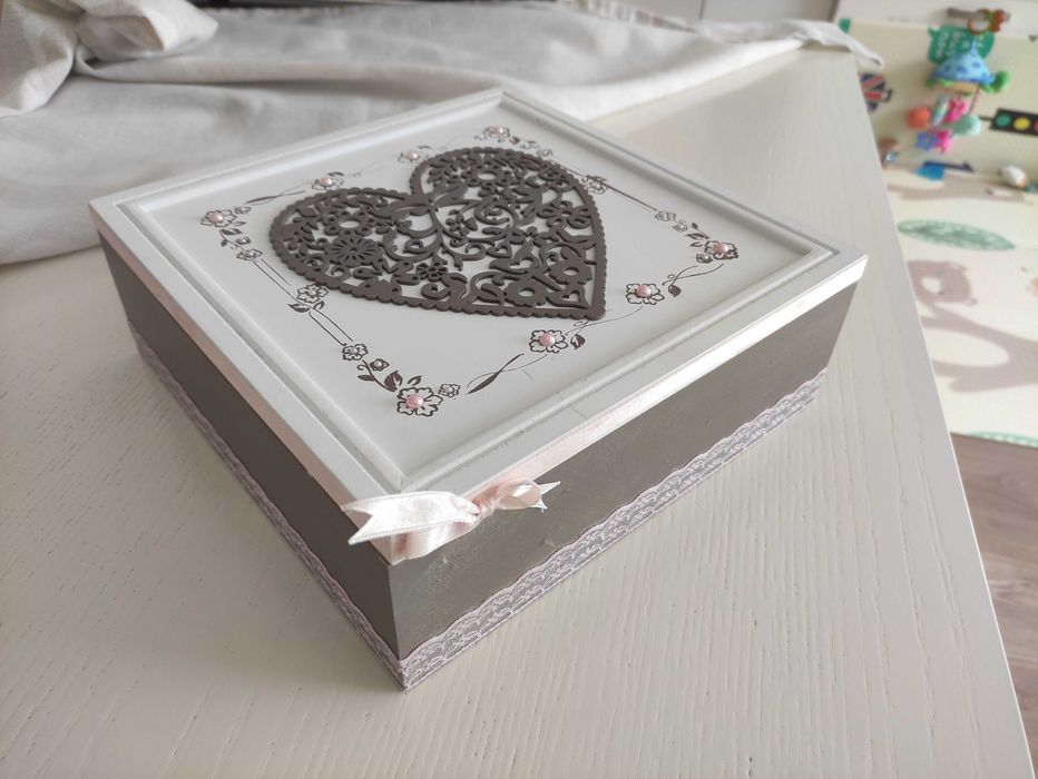 Дървена кутия за чай - ръчно декорирана