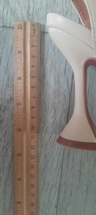 Продам туфли бежевые