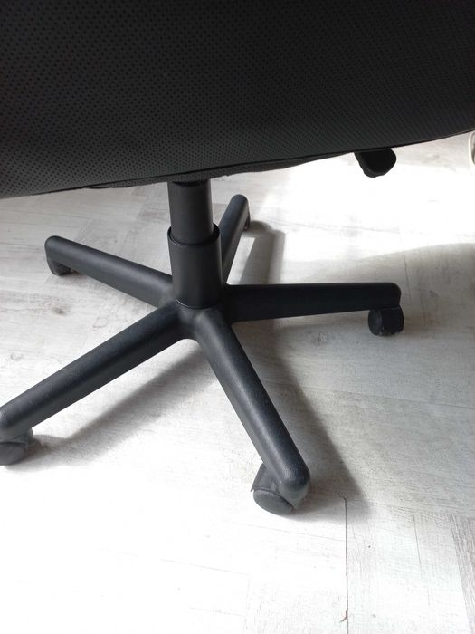 Продавам офис стол