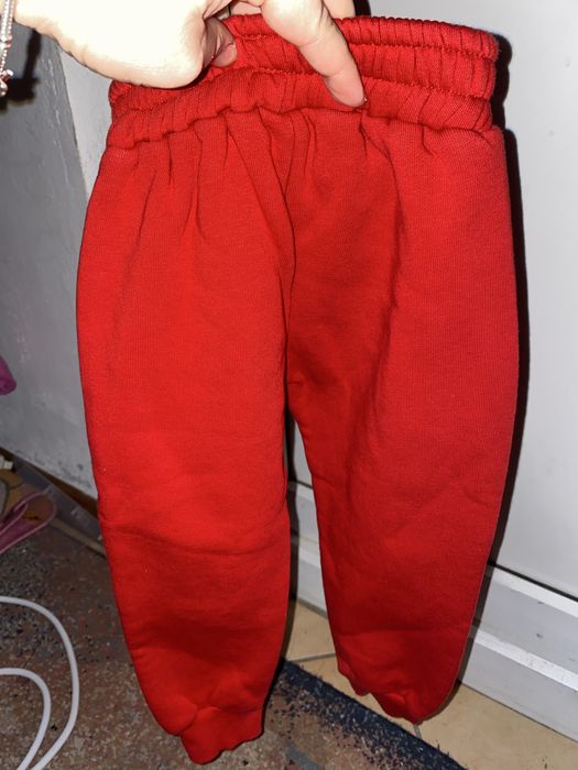 Costum gros rosu cu buline cu Minnie Mouse marimea 74-80