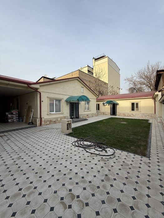 Сдаётся участок 4.5 соток 6 комнаты 180 квадрат.  Яккасарайский район