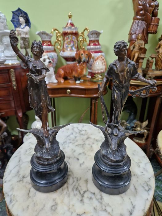 Чифт антикварни френски фигури статуетки