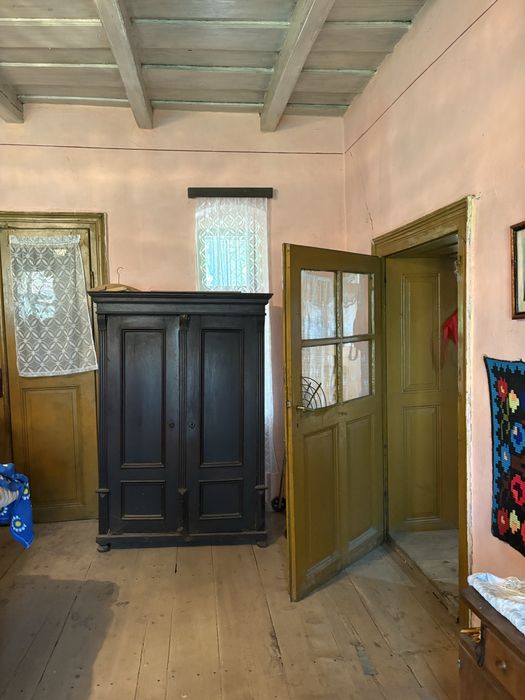 Vand mobilier vechi , ladoi , carpete cusute manual , multe lucru vechi de 100 de ani