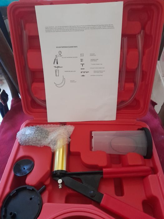 Комплект помпа вакум за обезвъздушаване на спирачки и съединители