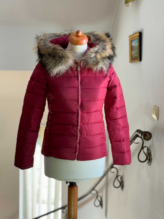 Geacă rosie cu puf damă cu glugă din blană naturală de raton