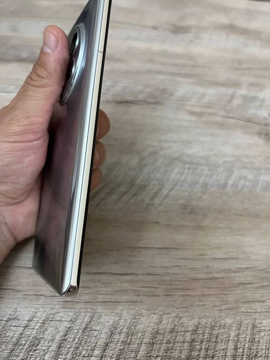 Продаю или обмен на айфон. Huawei mate 50 pro подарок наушники