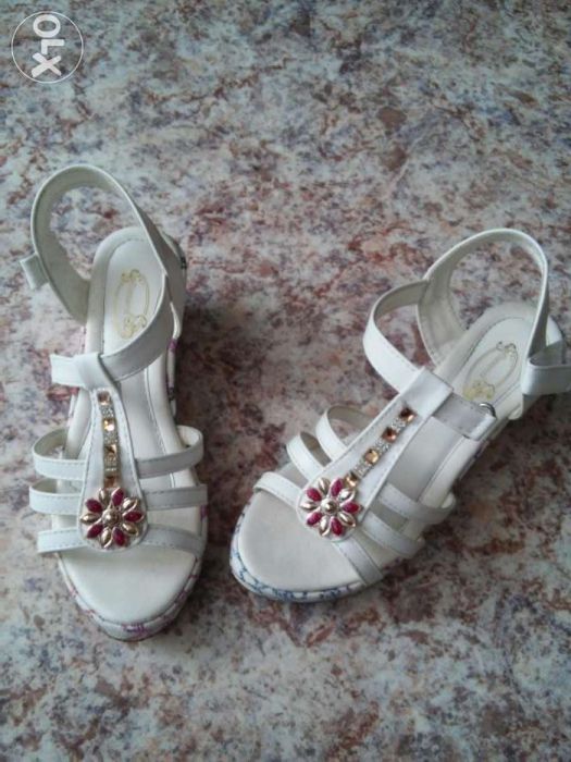 Продаю детские сандали