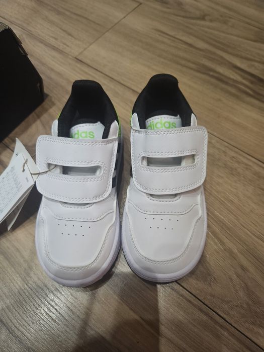 Pantofi sport adidas noi marimea 25,5