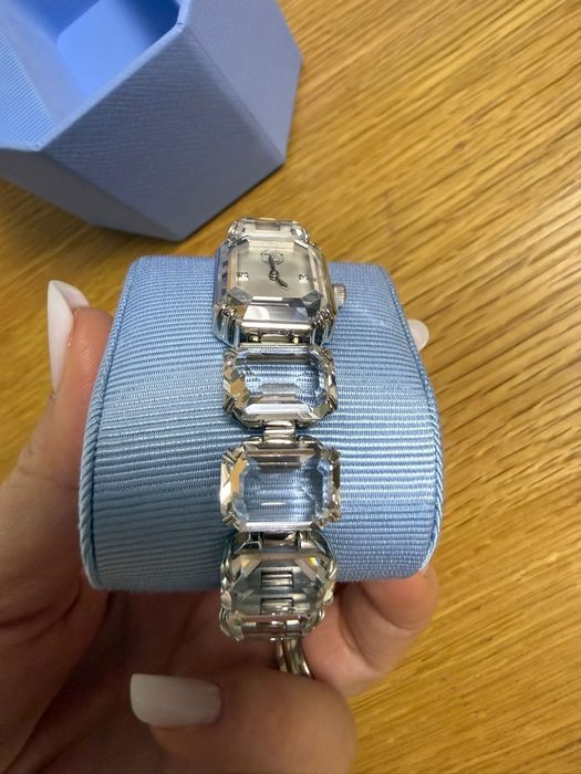 Vând Ceas Swarorovski Millenia
Ceasul este nou nefolosit vine