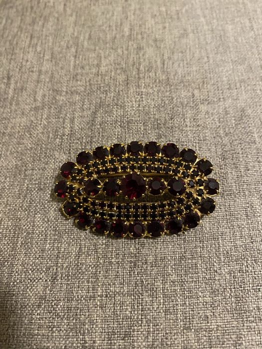 Брошка с тъмночервени камъни