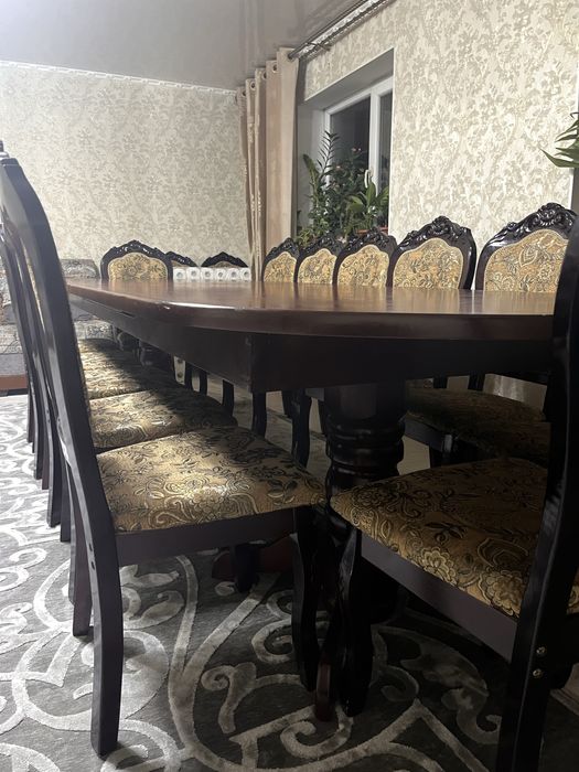 Большой стол со стульями для зала