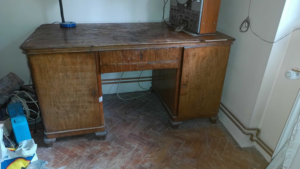Mobilă veche de 80 de ani
