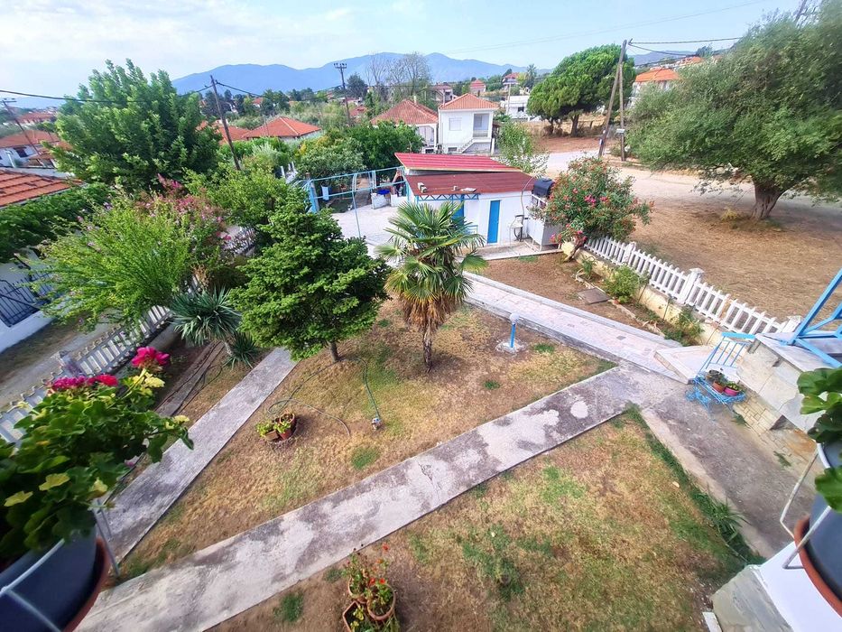 Продава 2 ет къща 240 м2 с двор 1200 м2 в Аспровалта, Гърция