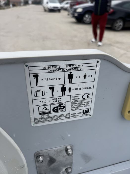 Надуваема лодка с твърдо дъно 3м